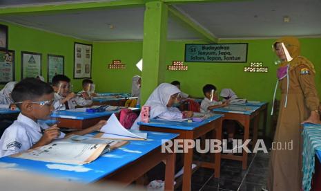 Sejumlah murid SD Negeri Curug mengikuti kegiatan simulasi belajar mengajar tatap muka dengan menerapkan protokol kesehatan era normal baru (ilustrasi)