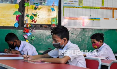 Sejumlah murid SD mengikuti pelajaran tatap muka di Bekasi (ilustrasi). - Sekolah tatap muka di tingkat sekolah dasar dan se-derajat di Kota Bekasi mulai dibuka hari ini, Senin (6/9). Salah satunya di SD Negeri Bekasi Jaya V, Kota Bekasi.  Kepala Sekolah SD Negeri Bekasi Jaya V, Tati Kartati me