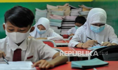 Sejumlah murid SD Negeri Kota Baru mengikuti Ujian Penilaian Akhir Sekolah di Bekasi, Jawa Barat, Senin (8/6). Sebanyak 611 SD negeri dan swasta di Kota Bekasi akan menggelar pembelajaran tatap muka pada Senin (6/9) besok.