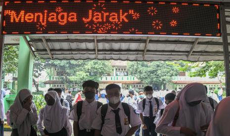 Sejumlah murid SMP 29 bersiap memasuki ruang kelas di Bekasi, Jawa Barat. Warga diimbau tetap mengikuti anjuran pemerintah terkait pencegahan Covid-19 (ilustrasi)