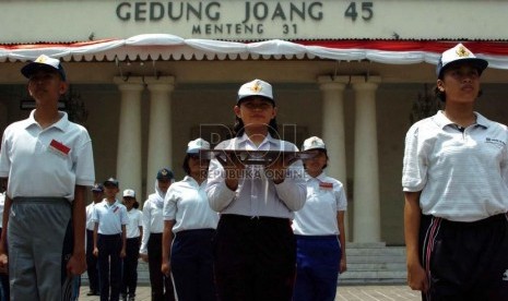  Sejumlah murid SMP terpilih se-Jabodetabek berlatih upacara bendera di Gedung Joang 45, Menteng, Jakarta Pusat, Rabu (13/8).     (Republika/Raisan Al Farisi)