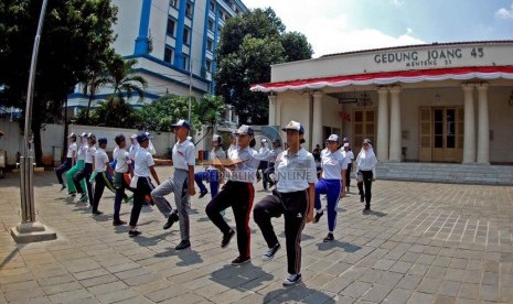  Sejumlah murid SMP terpilih se-Jabodetabek berlatih upacara bendera di Gedung Joang 45, Menteng, Jakarta Pusat, Rabu (13/8).     (Republika/Raisan Al Farisi)