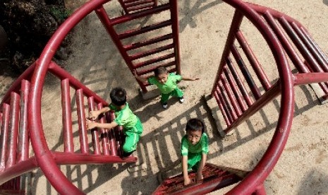 Sejumlah murid Taman Kanak-kanak bermain di taman Langsat, Jakarta.