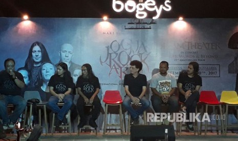 Sejumlah musisi lokal pengisi Jogjarockarta International Rock Music Festival saat konferensi pers di Hotel Hyatt Sleman, Kamis (28/9). 