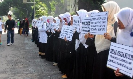 Sejumlah muslimah dari Hizbut Tahrir Indonesia (HTI) melakukan peringatan Hari Ibu di Jalan Dipenogoro, Bandung, Jawa Barat, Ahad (21/12)