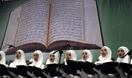 Sejumlah Muslimah melantunkan lagu-lagu religi dalam sebuah pertunjukan di Makassar, Sulawes Selatan.