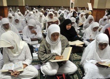 Sejumlah muslimah mengikuti Khatam Al-Qur'an bersama Hafidzah Institut Ilmu Qur'an (IIQ) di Masjid Agung Sunda Kelapa, Jakarta Pusat, Sabtu (16/7). Kegiatan yang diadakan oleh Majelis Ta'lim Mihrab Qolbi ini untuk menyambut datangnya Bulan Suci Ramadhan.