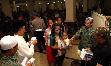  Sejumlah mustahiq menerima pembagian zakat di Masjid Raya Bandung, Jawa Barat, Rabu (7/8). (Republika/Adhi Wicaksono)