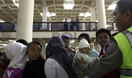  Sejumlah mustahiq mengantre menerima pembagian zakat di Masjid Raya Bandung, Jawa Barat, Rabu (7/8). (Republika/Adhi Wicaksono)