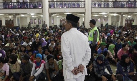 Sejumlah mustahiq mengantri dalam pembagian zakat di sebuah masjid di Bandung, Jawa Barat.