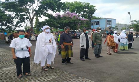 Sejumlah nakes dan petugas di Kelurahan Kersanaraga, Kecamatan Cibeureum, Kota Tasikmalaya, berbusana seperti pahlawan, Selasa (10/11). Mereka akan melakukan woro-woro kepada masyarakat mengampanyekan penerapan protokol kesehatan.