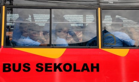 Sejumlah narapidana berada dalam bus saat dipindahkan dari Lembaga Permasyarakatan (Lapas) Klas IIA Malabero, Bengkulu, Selasa (1/3).