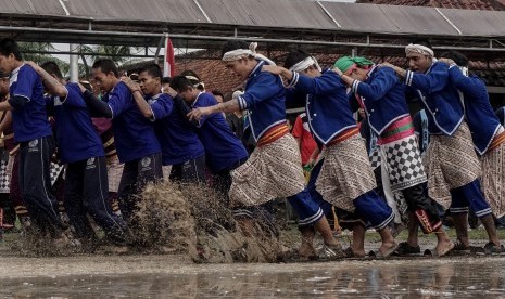 Sejumlah narapidana berpartisipasi dalam lomba balap terompah panjang dalam rangka perayaan HUT kemerdekaan RI ke-71, di Lapas Batu Nusakambangan, Cilacap, Jawa Tengah, Senin (15/8). 