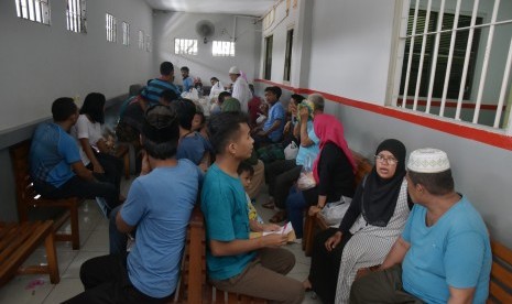 Sejumlah narapidana bertemu dengan keluarga di dalam Rumah Tahanan Klas IIB Kota Pekanbaru, Riau, Senin (8/5). 