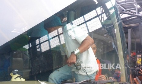 Sejumlah narapidana menaiki bus dengan tangan terborgol dalam proses evakuasi narapidana Lapas Banceuy Bandung, Selasa (26/4). (Republika /Yogi Ardhi)