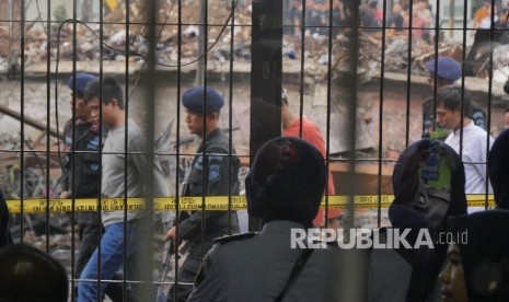 Sejumlah narapidana meninggalkan bangunan Lapas Banceuy yang rusak dalam proses evakuasi narapidana Lapas Banceuy Bandung, Selasa (26/4). (Republika /Yogi Ardhi)