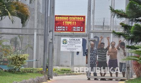 Sejumlah narapidana menyaksikan rekannya mendapatkan surat pembebasan dari masa pidana di Lapas Kelas I Tanjung Gusta Medan, Sumatera Utara, Kamis (2/4/2020). Sebanyak 143 narapidana dan anak di lapas tersebut mendapatkan asimilasi dan hak integrasi dalam rangka pencegahan penyebaran virus COVID-19. 