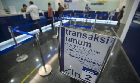 Sejumlah nasabah bertransaksi keuangan di Bank Mandiri, Jakarta, Jumat (18/3).