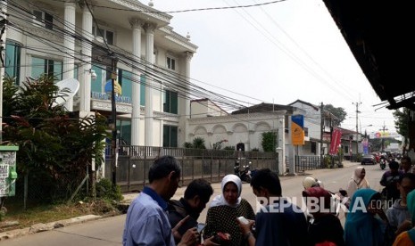 Sejumlah nasabah First Travel mendatangi kantor First Travel di Jalan Radar Auri, Depok, Jawa Barat. Kedatangan mereka berujung sia-sia karena tidak ada satu pun orang di kantor tersebut. Gerbang dan pintu kantor juga telah terkunci tanpa ada penjagaan oleh petugas keamanan.