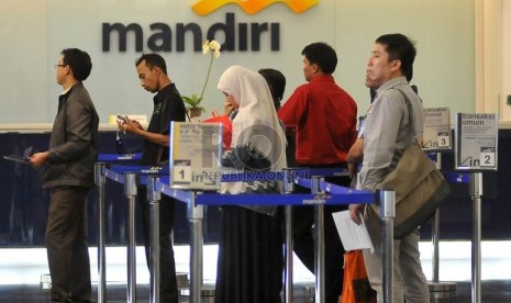 Sejumlah nasabah melakukan transaksi di Bank Mandiri, Jakarta, Selasa (5/8).  (Republika/Prayogi)