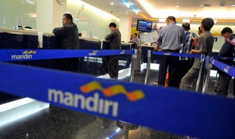 Sejumlah nasabah melakukan transaksi di Bank Mandiri, Jakarta, Selasa (5/8).  (Republika/Prayogi)