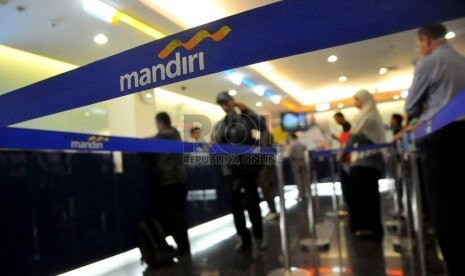 Sejumlah nasabah melakukan transaksi di Bank Mandiri, Jakarta, Selasa (5/8).  (Republika/Prayogi)