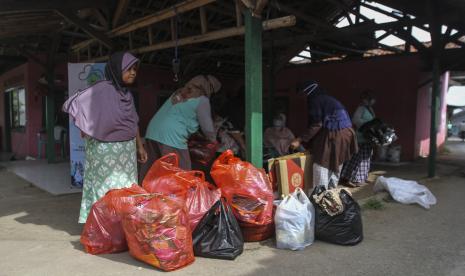 In Picture: Manfaat Bank Sampah bagi Warga