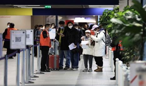 Sejumlah negara Barat dan Asia mewajibkan tes Covid-19 negatif bagi orang yang berkunjung dari China.