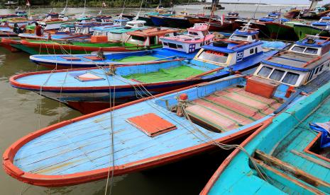 Sejumlah nelayan berada di atas kapal yang ditambatkan di pelabuhan (ilusrasi).