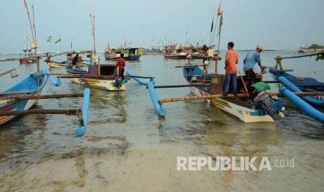 Sejumlah nelayan bersiap untuk melaut di Pantai Ujunggenteng, Kecamatan Ciracap, Kabupaten Sukabumi. Bupati Sukabumi memastikan nelayan-nelayan kecil bisa dengan mudah mendapatkan BBM.