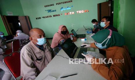 Sejumlah nelayan dan istri nelayan antre untuk disuntik vaksin COVID-19 di Pelabuhan Tegal, Jawa Tengah, Selasa (10/8/2021). Serbuan vaksin COVID-19 bagi masyarakat pesisir, nelayan beserta keluarganya itu untuk memutus mata rantai penyebaran COVID-19 serta mempercepat pelaksanaan vaksinasi secara nasional. 