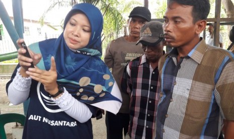 Sejumlah nelayan di Desa Karangsong, Kecamatan Indramayu, Kabupaten Indramayu sedang memperhatikan penjelasan cara penggunaan aplikasi Laut Nusantara, Selasa (22/1). Aplikasi itu mempermudah nelayan dalam menemukan ikan. 