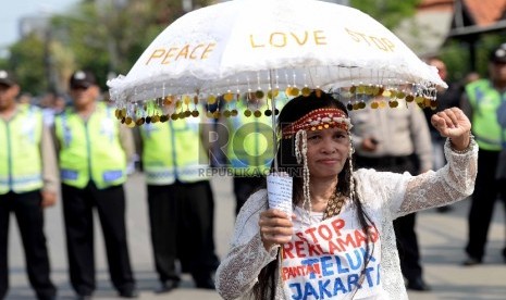  Sejumlah nelayan melakukan aksi unjuk rasa menolak reklamasi Teluk Jakarta di depan Mall Green Bay, Jakarta Utara,  Rabu (2/12).  (Republika/Wihdan)