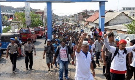 Sejumlah nelayan melakukan aksi unjuk rasa menolak reklamasi Teluk Jakarta di depan Mall Green Bay, Jakarta Utara, Rabu (2/12).  (Republika/Wihdan)