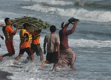  Sejumlah nelayan melarung sesaji saat mengikuti prosesi sedekah laut.