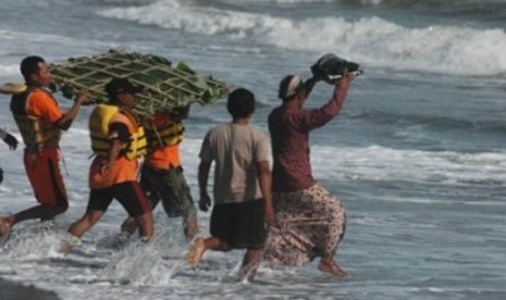  Sejumlah nelayan melarung sesaji saat mengikuti prosesi sedekah laut di Pantai Depok, Bantul, Di Yogyakarta, Kamis (22/12). 