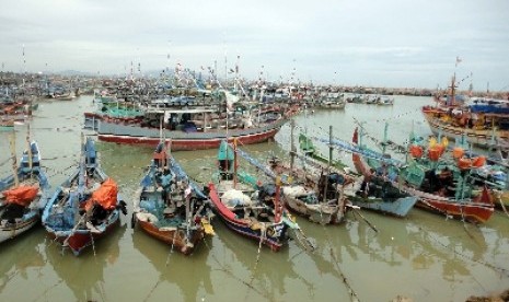 Sejumlah nelayan membenahi peralatan penangkap ikan di perahunya yang diparkir di Pelabuhan Tempat Pelelangan Ikan (TPI) Bulu Meduro, di Desa Bulu Meduro, Kecamatan Bulu, Tuban, Jawa Timu