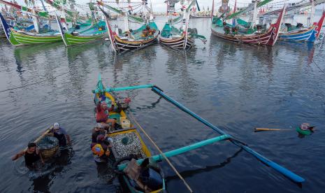 Sejumlah nelayan membongkat muat ikan hasil tangkapan di Pelabuhan Perikanan Nusantara Pengambengan, Jembrana, Bali, Kamis (21/7/2022). Berdasarkan data dari Tempat Pelelangan Ikan (TPI) di pelabuhan tersebut, produksi ikan mengalami penurunan sejak bulan Juni 2022 berjumlah 955.844 kg dibandingkan dengan bulan Mei 2022 berjumlah 1.098.028 kg yang disebabkan cuaca buruk. 