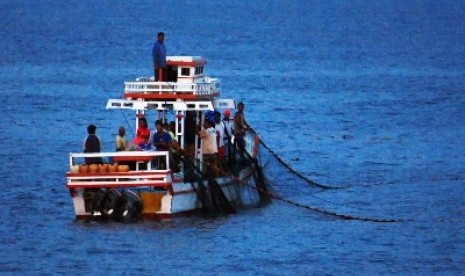 Sejumlah nelayan menangkap ikan di perairan sekitar Pulau Pombo, Kabupaten Maluku Tengah, Maluku.