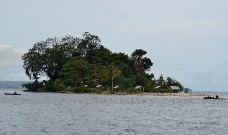 Sejumlah nelayan menangkap ikan di Perairan Teluk Lampung, Kabupaten Pesawaran, Ahad (13/1). 