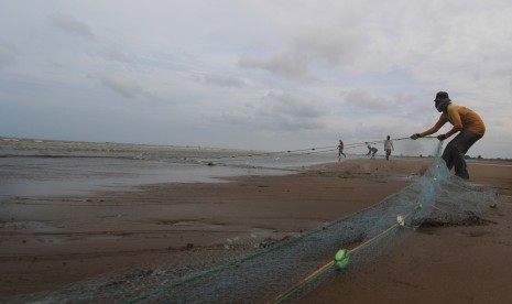 Sejumlah nelayan menarik jaring pukat darat di pantai Singaraja, Indramayu, Jawa Barat, Rabu (17/2)