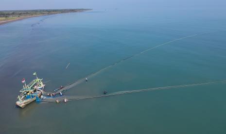 Sejumlah nelayan menarik jaring pukat di pantai Tiris, Kecamatan Pasekan, Indramayu, Jawa Barat, Ahad (12/4/2020). Menteri Kelautan dan Perikanan Edhy Prabowo meminta Kepala Dinas Kelautan dan Perikanan di 34 provinsi se-Indonesia tetap produktif. Ia berharap jajarannya tidak mengendurkan semangat di tengah pandemi Covid-19.