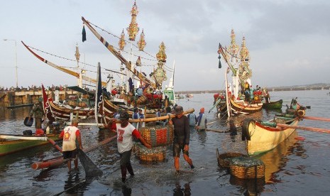 Sejumlah nelayan mengangkut ikan dari kapal ke TPI Pengambengan, Bali, Kamis (19/11).