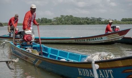 Sejumlah nelayan menyalakan mesin kapal