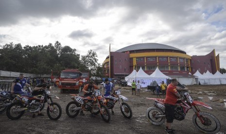 Sejumlah ofisial antre untuk menimbang motocross-nya jelang kejuaraan MXGP di kawasan GOR Sahabuddin, Pangkalpinang, Bangka Belitung, Jumat (3/3). Kejuaraan dunia kelas MXGP, MX2, dan WMX itu digelar 4-5 Maret.