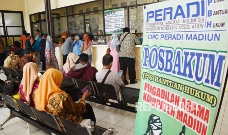 Sejumlah orang antri untuk mengikuti sidang isbat pernikahan.