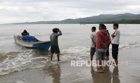 Sejumlah orang dari keluarga korban tenggelam membantu pencarian korban tenggelam (ilustrasi)