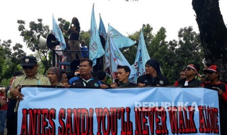 Sejumlah orang dari Koalisi Buruh Jakarta menggelar demonstrasi di depan Gedung Balai Kota DKI Jakarta, Selasa (31/10). Mereka menuntut UMP DKI Jakarta ditetapkan di angka Rp3,9 juta. 