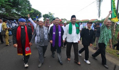 Sejumlah orang dari pemuka agama yang berbeda berjalan bersama dalam pembukaan MTQ ke 17 Kota Tangerang.