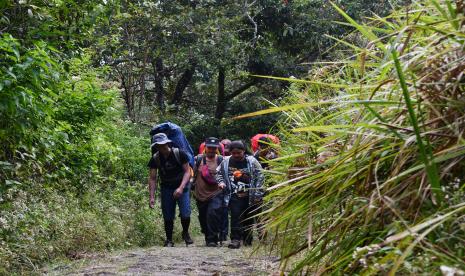 Sejumlah orang melakukan pendakian Gunung Lawu melalui jalur Cemoro Sewu Magetan, Jawa Timur. Seorang pendaki perempuan ditemukan meninggal dunia di kawasan puncak Gunung Lawu berhasil dievakuasi.